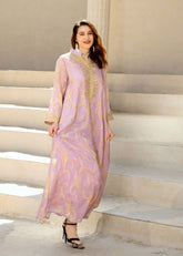 Vestido largo de tul con flores bordadas y cuello alto morado claro de moda para otoño
